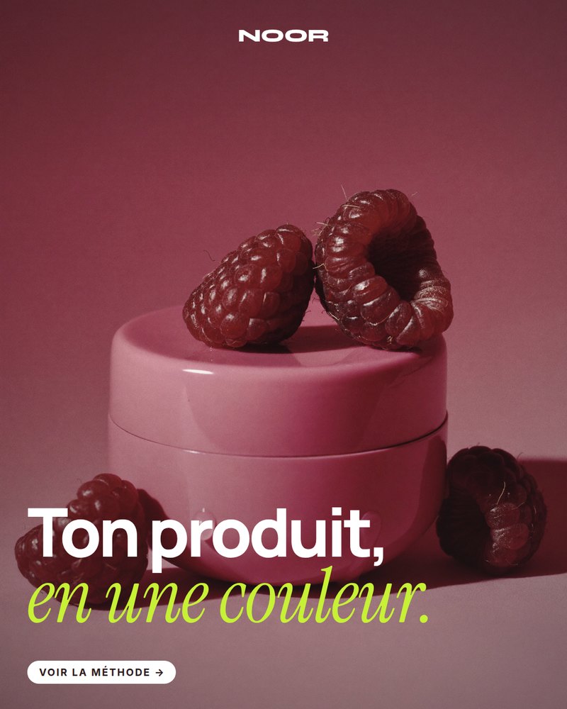 Un pot de soin rose entouré de framboises, camaïeu d'une seule couleur