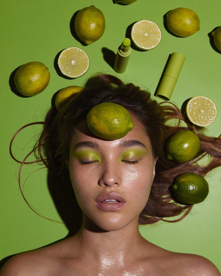 Une femme allongée entourée de citrons verts