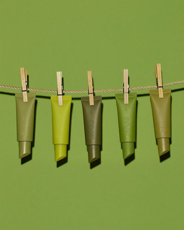 Cinq tubes suspendus à une corde à linge