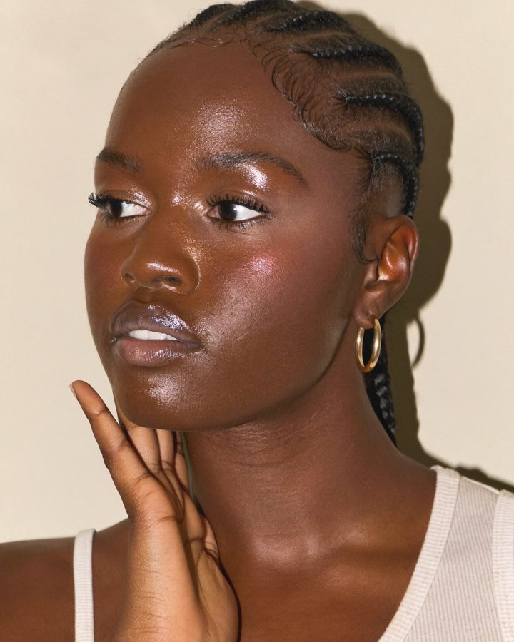 Portrait beauté, peau lumineuse gardant sa texture