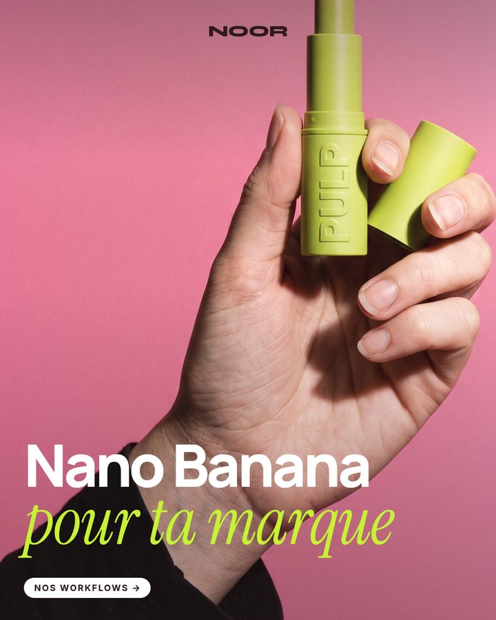Le rouge à lèvres PULP gravé, tenu en main